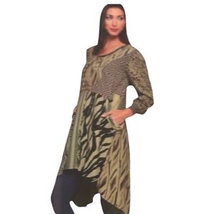 NWT.    S/M.  Sacred Threads Tunic.   CL/GR07.  222625
